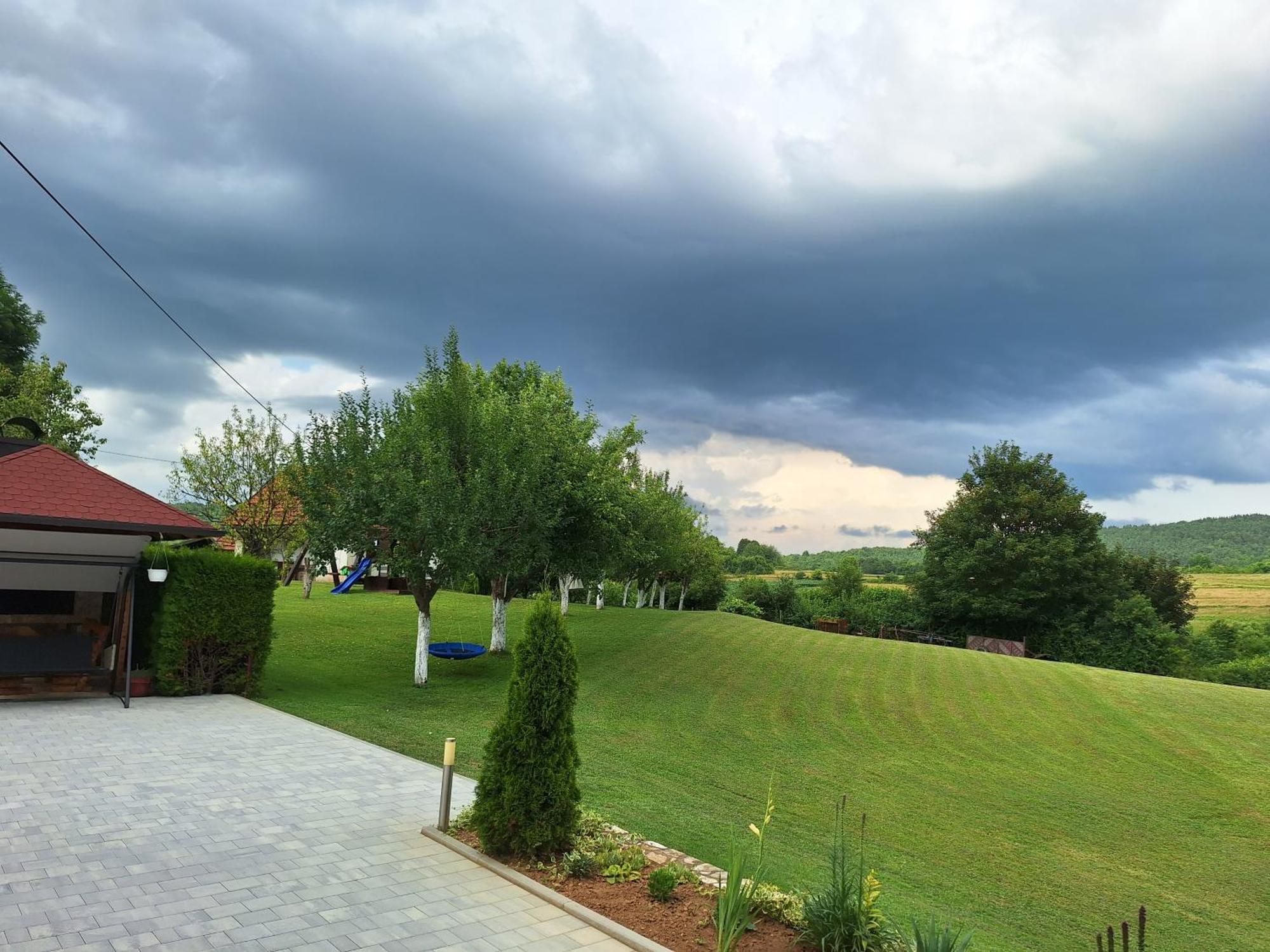 Guesthouse Miha Rakovica Buitenkant foto